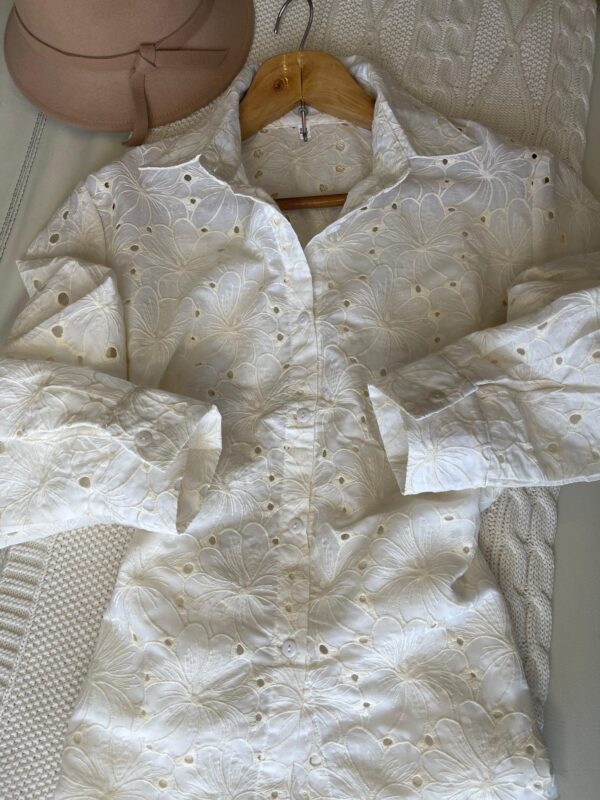 Camisa con flores Broderie