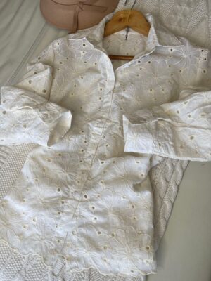 Camisa con flores Broderie