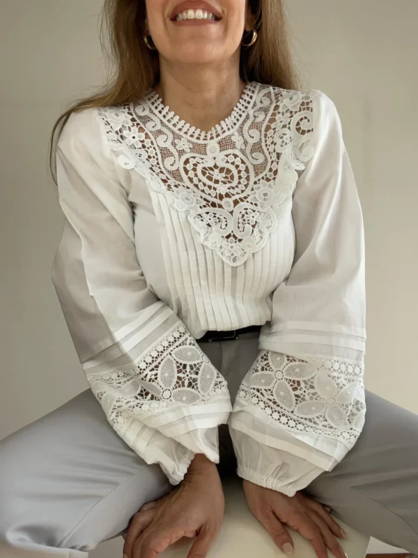 WhatsApp Image 2025-08-18 at 6.12.02 PM (1) Blusa con puntilla