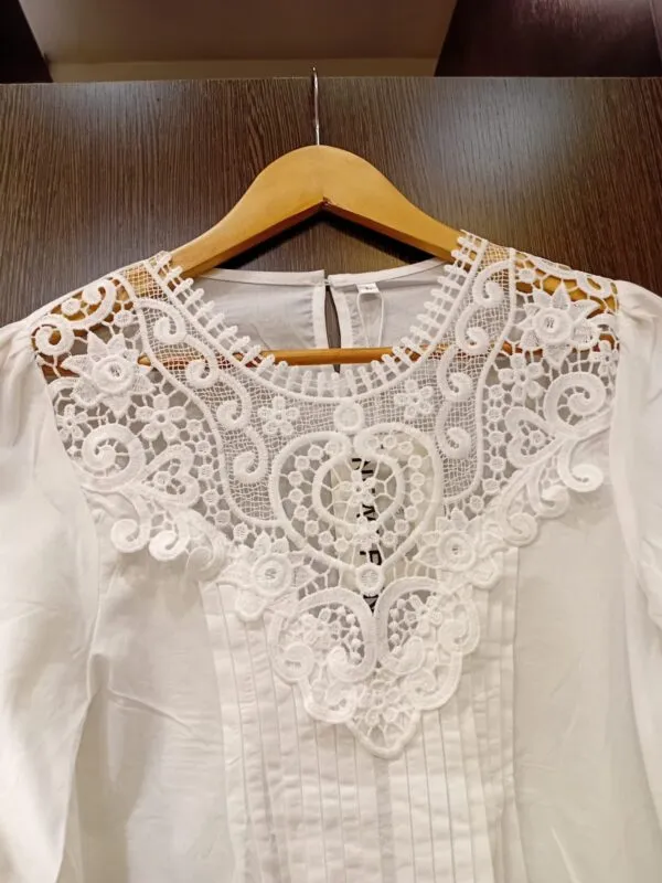 Blusa con puntilla