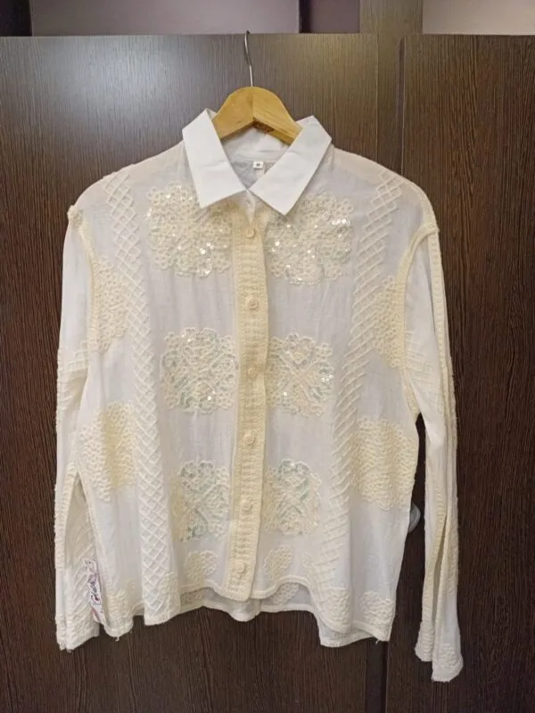 Camisa con apliques