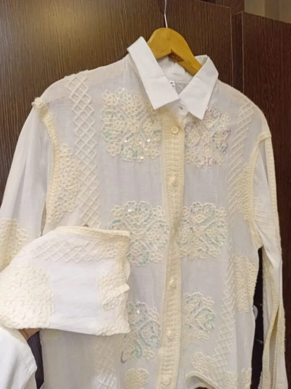 Camisa con apliques