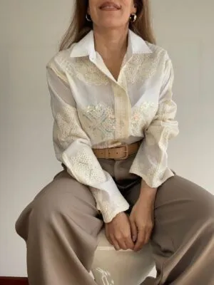 Camisa con apliques