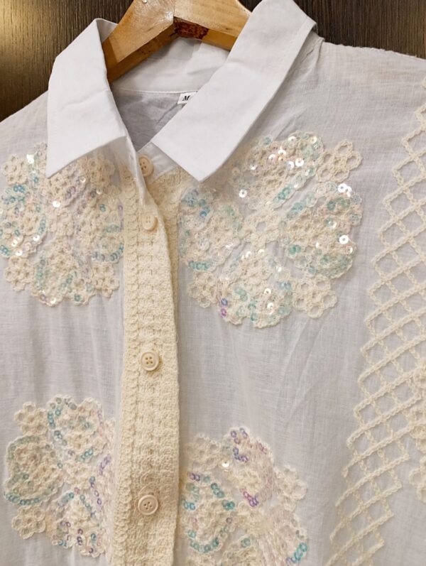 Camisa con apliques