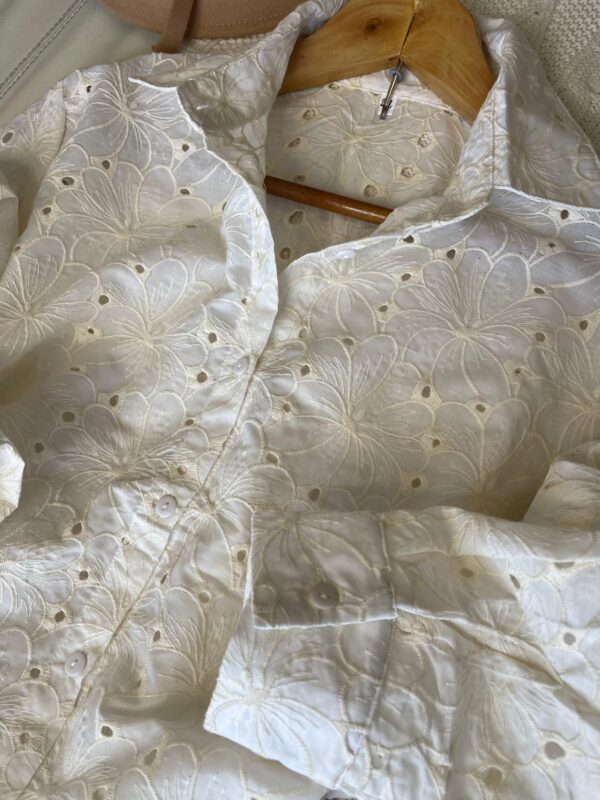 Camisa con flores Broderie