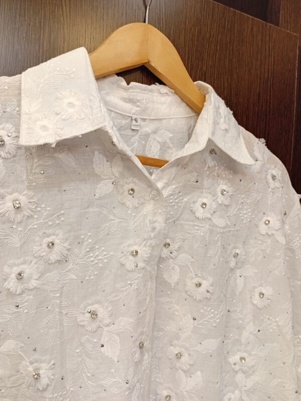 Camisa Aplique de Flores Talles Grandes