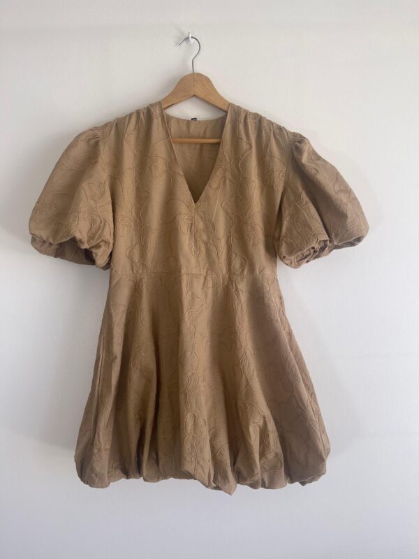 Imagen de WhatsApp 2025-09-24 a las 14.49.51_065811ab Vestido Bordado Manga Globo