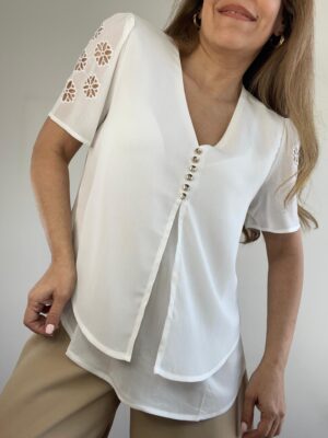 Imagen de WhatsApp 2025-09-24 a las 17.05.29_dd613f03 1 Blusa de Gasa Bordada y Calada
