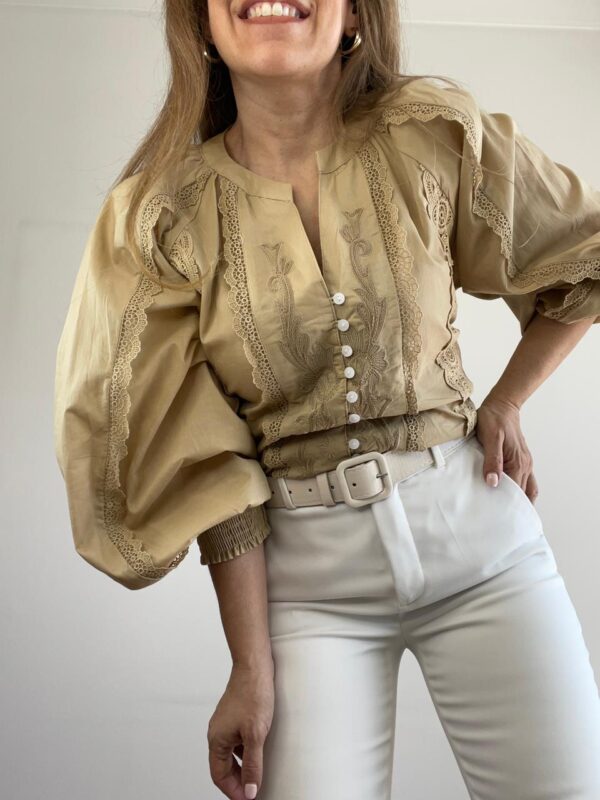 Imagen de WhatsApp 2025-10-03 a las 14.47.05_902604cb 2 Blusa Puntilla Manga Globo