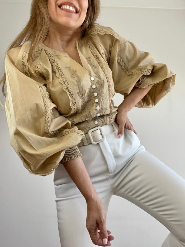 Imagen de WhatsApp 2025-10-03 a las 14.49.00_db2f1405 4 Blusa Puntilla Manga Globo