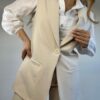 Imagen de WhatsApp 2025-10-11 a las 17.09.23_6fd7bbca beige 3 Blazer sin mangas