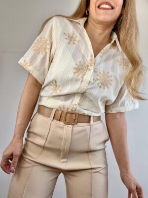 Imagen de WhatsApp 2025-11-06 a las 14.36.10_9ecb74d9 1 Camisa bordada con flores escote v