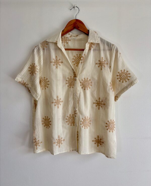 Imagen de WhatsApp 2025-11-06 a las 14.38.02_46f6f552 4 Camisa bordada con flores escote v