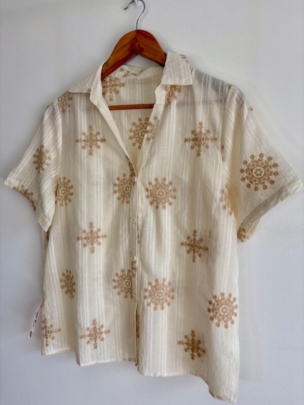 Imagen de WhatsApp 2025-11-06 a las 14.38.46_0363b01a 5 Camisa bordada con flores escote v