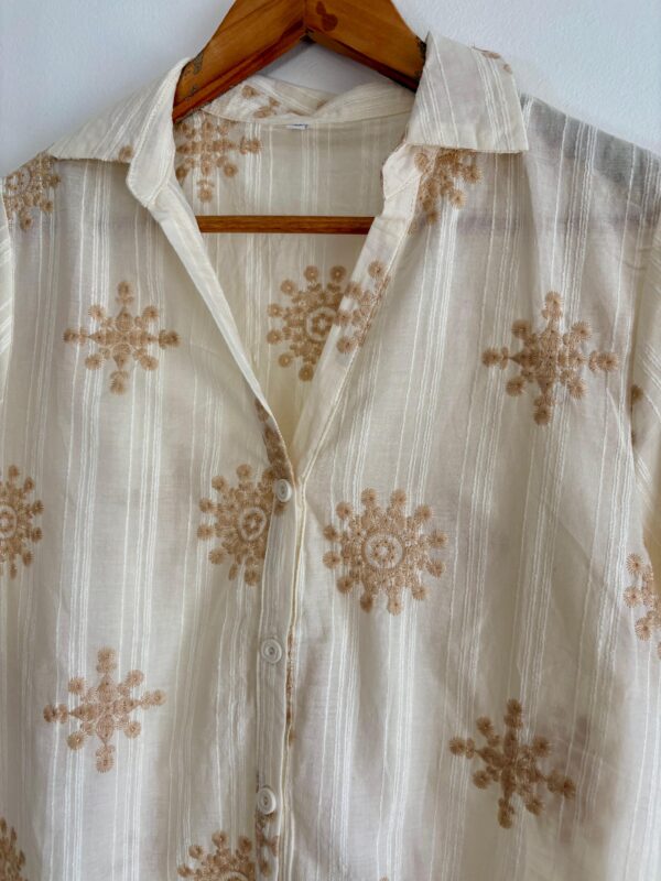 Imagen de WhatsApp 2025-11-06 a las 14.39.14_1322087c 6 Camisa bordada con flores escote v