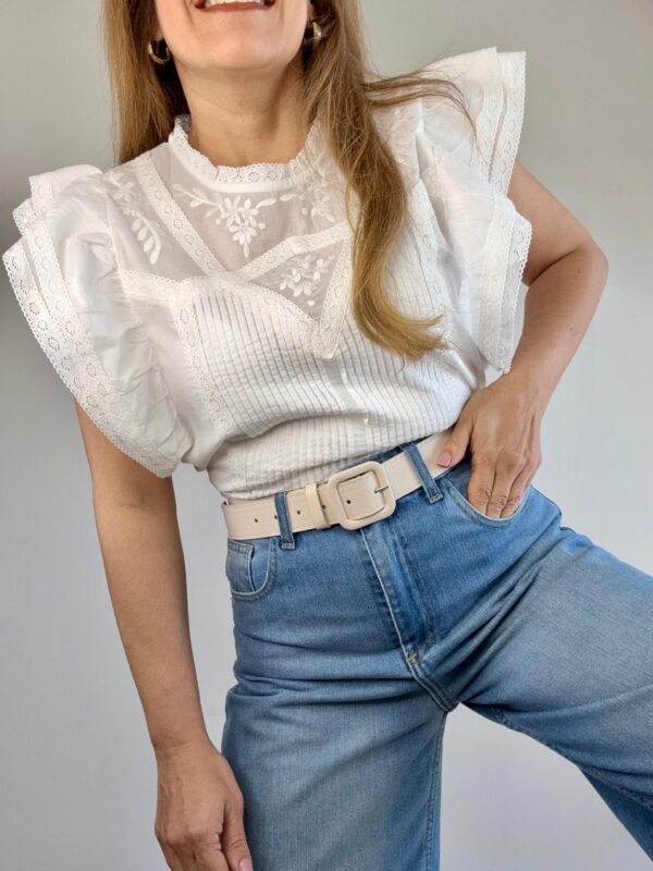 Blusa sin mangas bordada volados