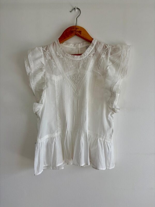 Blusa sin mangas bordada volados