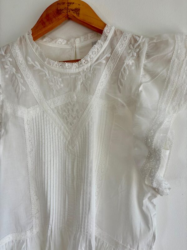 Blusa sin mangas bordada volados