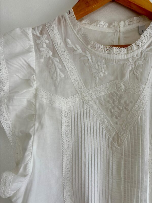Blusa sin mangas bordada volados