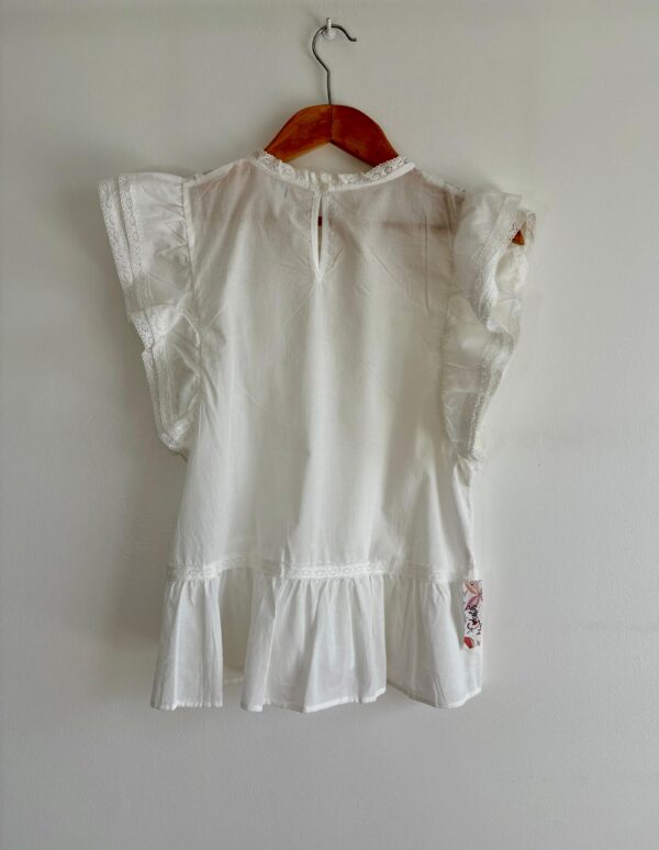 Blusa sin mangas bordada volados