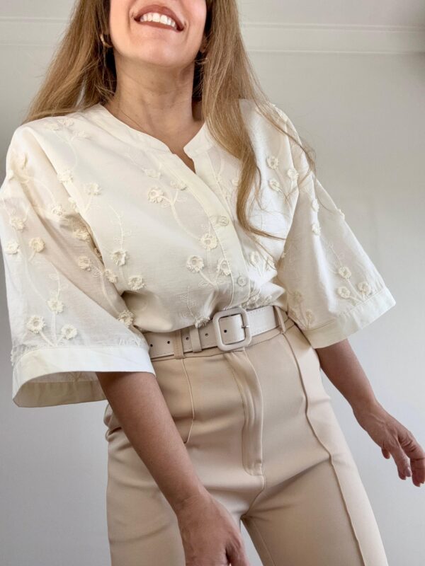 Imagen de WhatsApp 2025-11-06 a las 14.46.37_464199fa 1 camisa flores bordadas en relieve oversize
