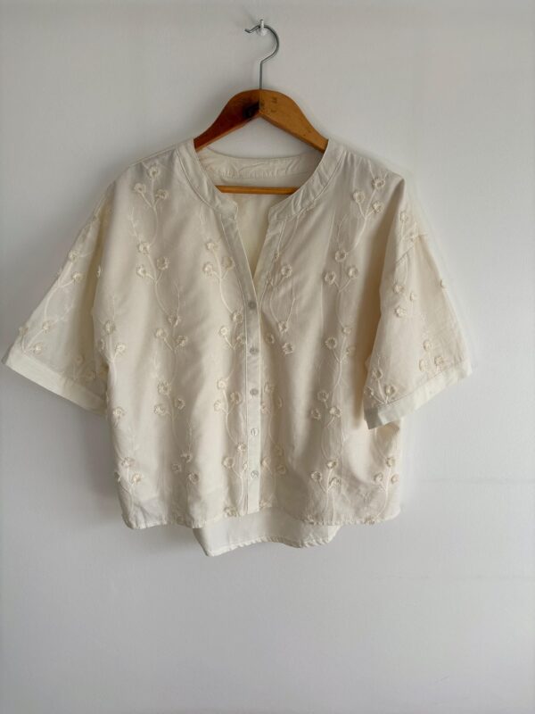 Imagen de WhatsApp 2025-11-06 a las 14.47.19_a186bbe0 3 camisa flores bordadas en relieve oversize