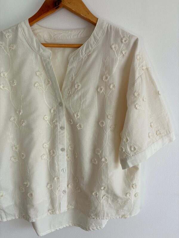 Imagen de WhatsApp 2025-11-06 a las 14.47.46_fdcca419 4 camisa flores bordadas en relieve oversize