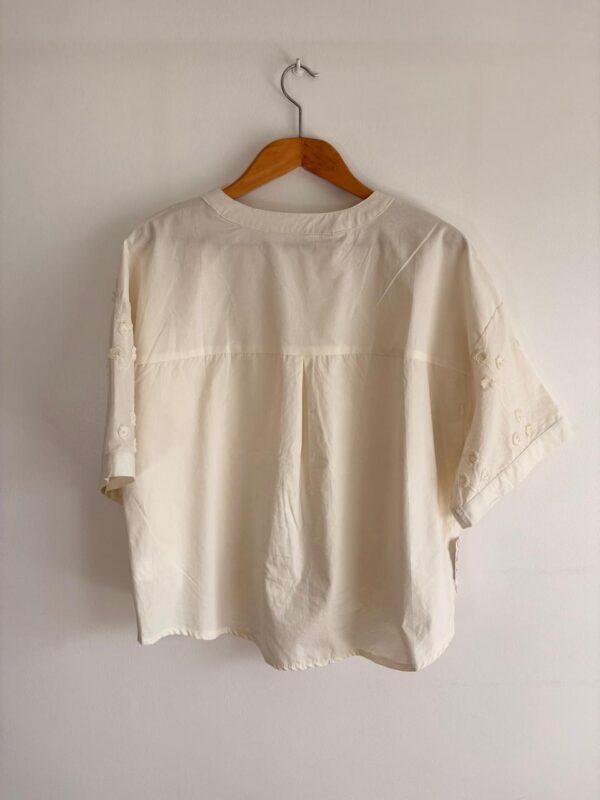 Imagen de WhatsApp 2025-11-06 a las 14.48.06_b0b92217 camisa flores bordadas en relieve oversize