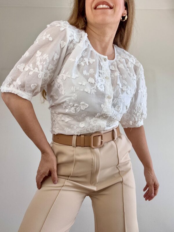 Blusa con flores bordadas en relieve