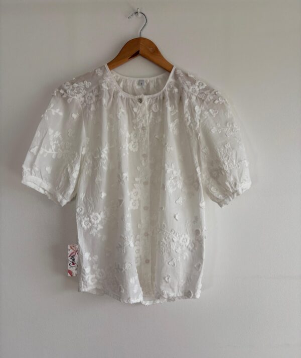 Blusa con flores bordadas en relieve