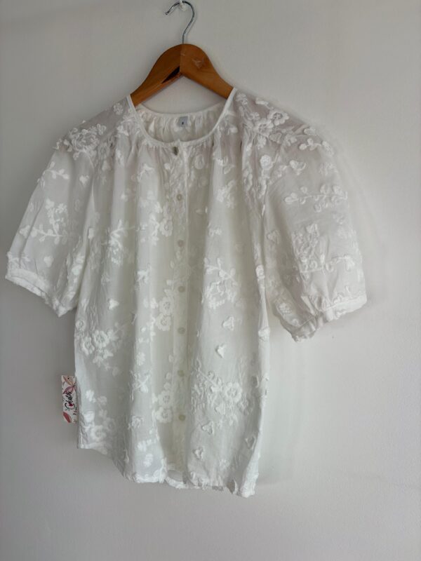 Blusa con flores bordadas en relieve