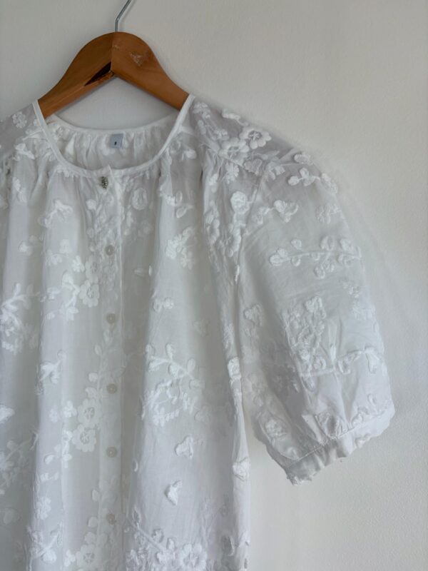 Blusa con flores bordadas en relieve