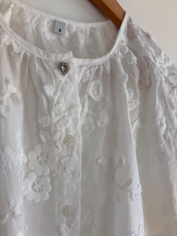 Blusa con flores bordadas en relieve