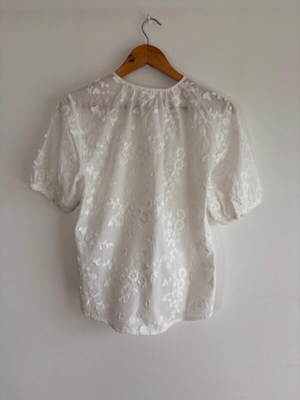 Blusa con flores bordadas en relieve