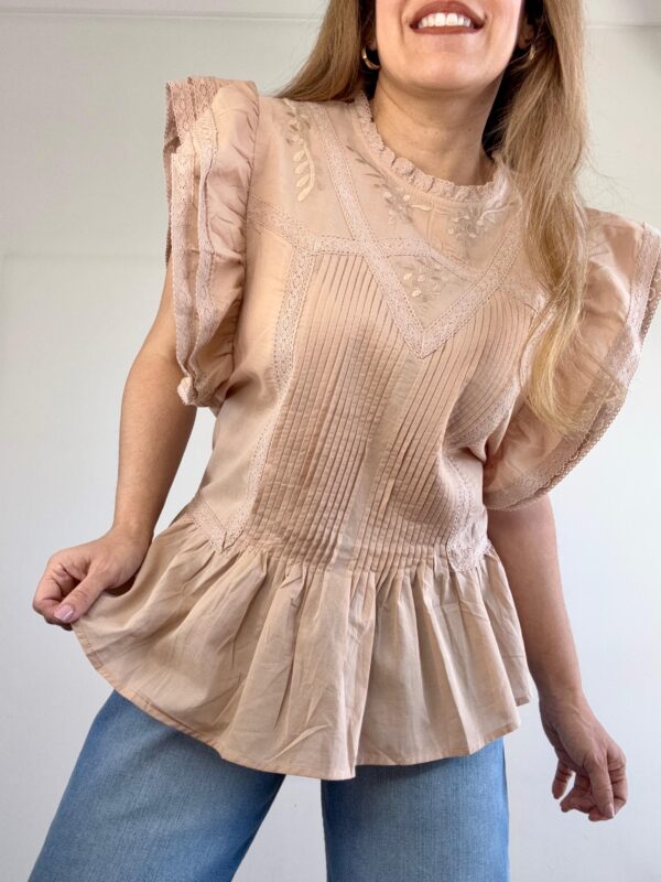 Imagen de WhatsApp 2025-11-06 a las 14.58.00_39b488ba 1 Blusa sin mangas bordada volados