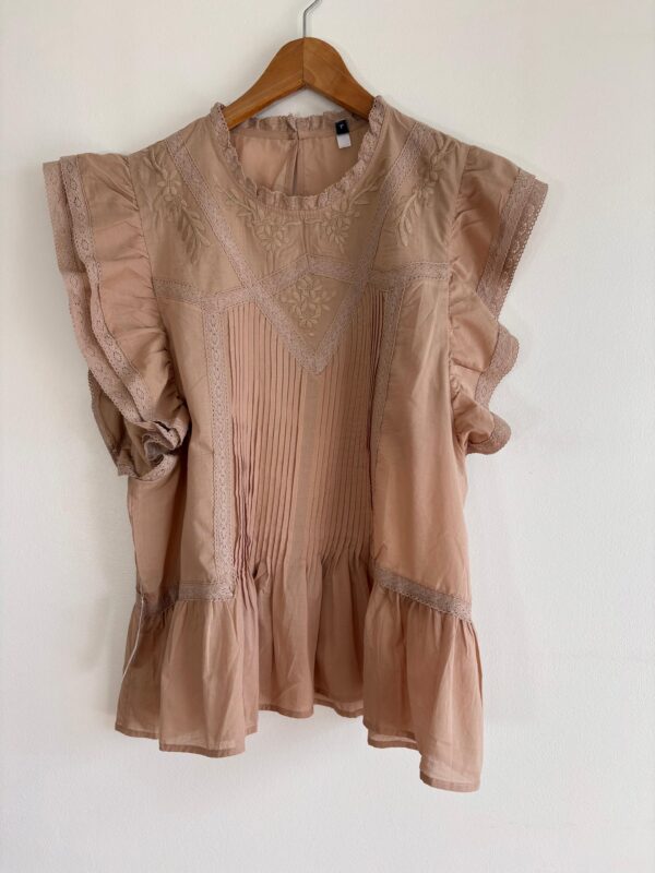 Imagen de WhatsApp 2025-11-06 a las 14.59.26_610d2cb9 4 Blusa sin mangas bordada volados