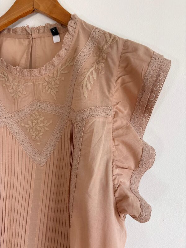 Imagen de WhatsApp 2025-11-06 a las 14.59.44_fc759adb 5 Blusa sin mangas bordada volados