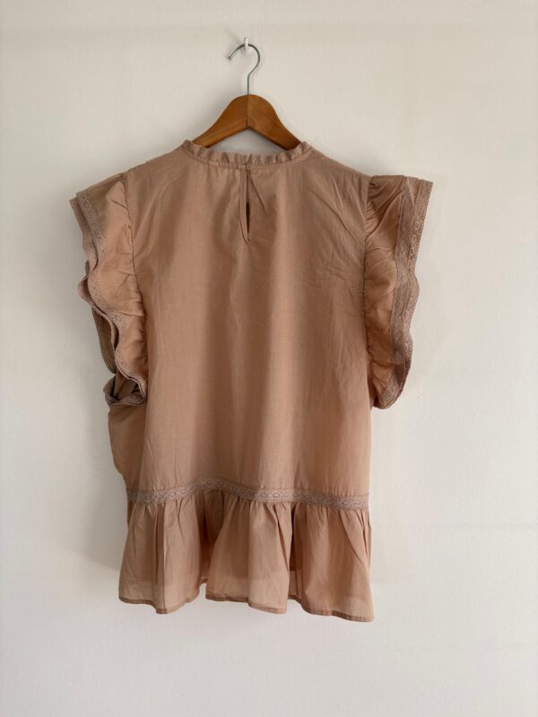 Imagen de WhatsApp 2025-11-06 a las 15.00.01_fc645abd 6 Blusa sin mangas bordada volados