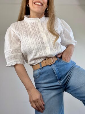 Imagen de WhatsApp 2025-11-06 a las 15.01.05_2b15124d 1 Blusa puntilla cuello mao