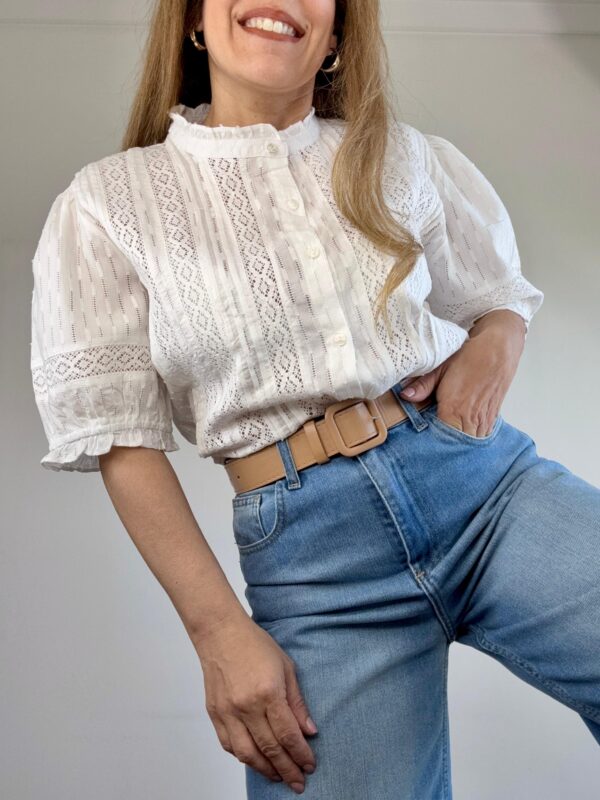 Blusa puntilla cuello mao