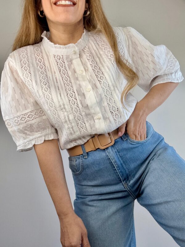 Blusa puntilla cuello mao