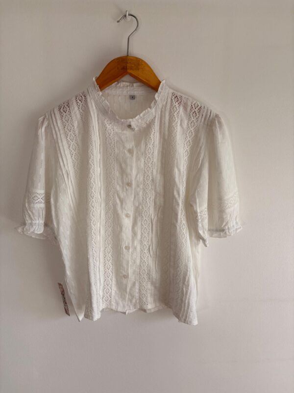 Blusa puntilla cuello mao
