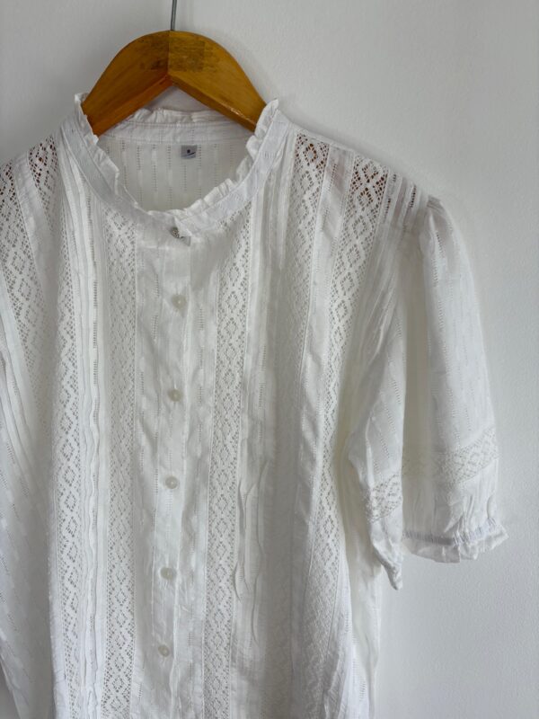 Blusa puntilla cuello mao