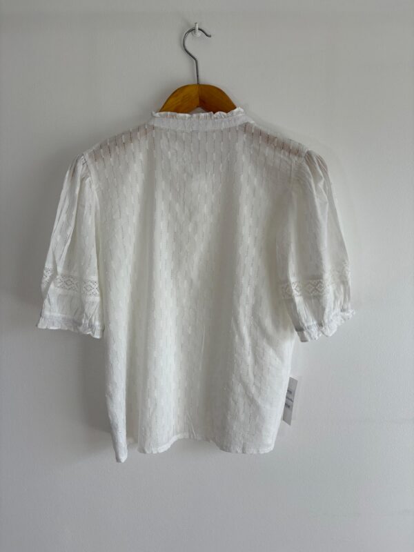 Blusa puntilla cuello mao