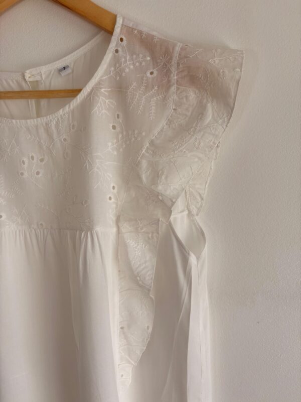 Imagen de WhatsApp 2025-11-06 a las 15.09.04_79b8d73f 4 Blusa sin mangas broderie y volados