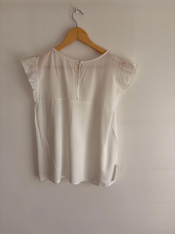 Imagen de WhatsApp 2025-11-06 a las 15.09.18_7efd821b 5 Blusa sin mangas broderie y volados