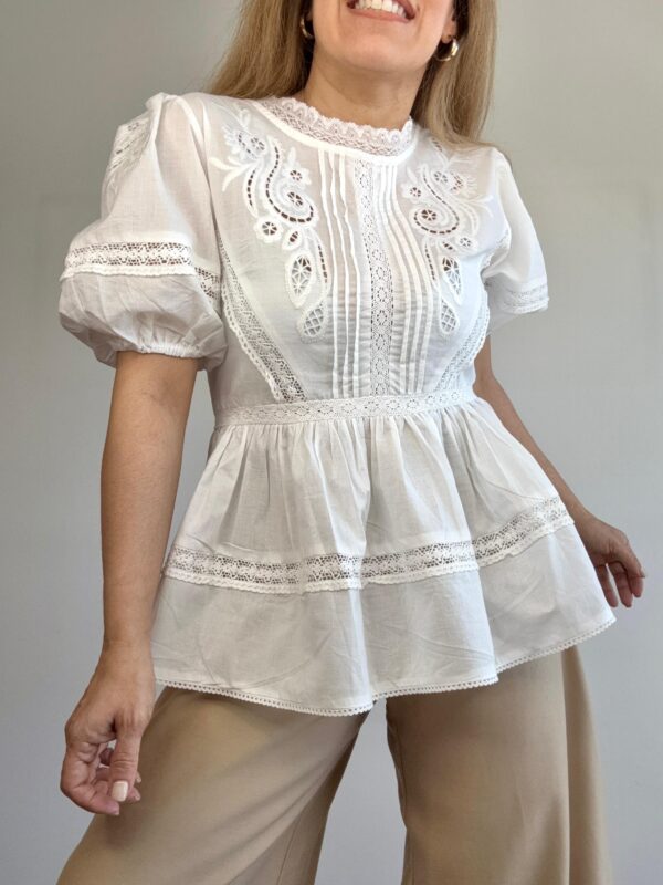 WhatsApp Image 2025-11-25 at 14.21.26 2 Blusa manga princesa puntilla y volados