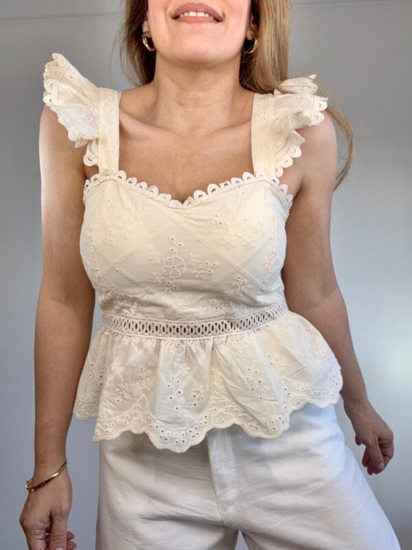 WhatsApp Image 2025-12-16 at 19.47.25 2 Top volados con broderie