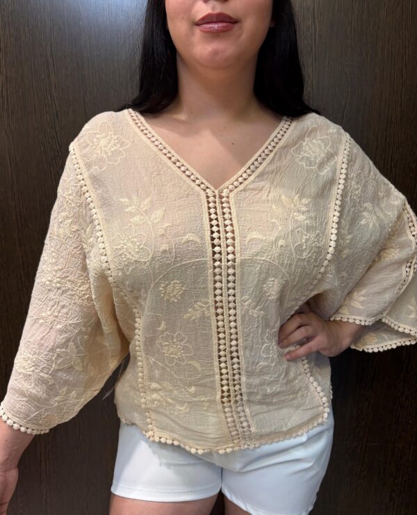 Blusa bordada manga rangla talle grande