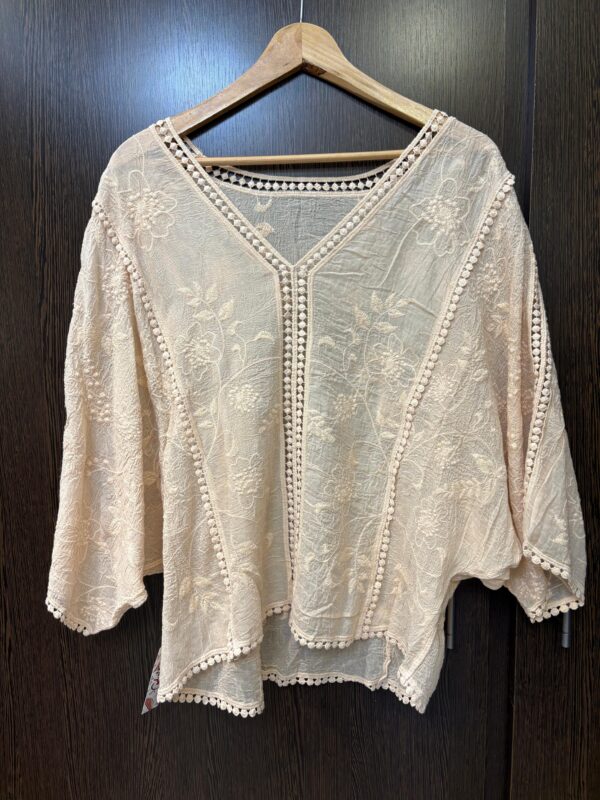 Blusa bordada manga rangla talle grande